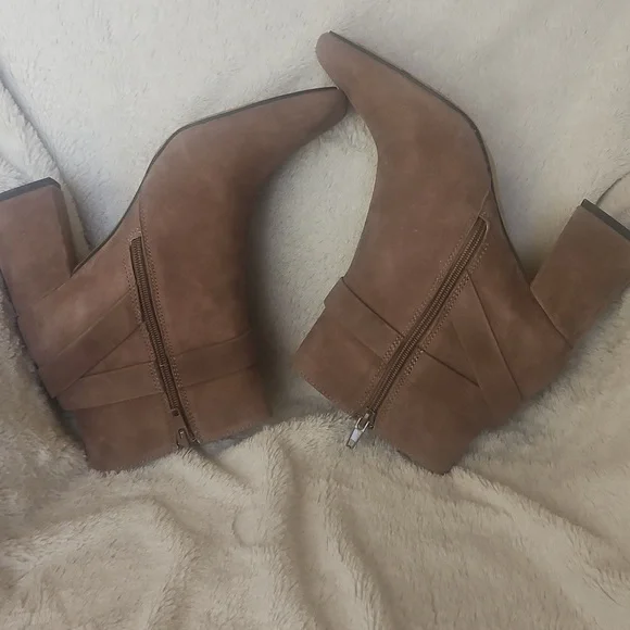 NOWT Bella Vita Tan Suede Ankle Booties - Picture 3 of 8